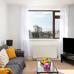 Spacious 2 Bedroom Apartment By Matchstickstays